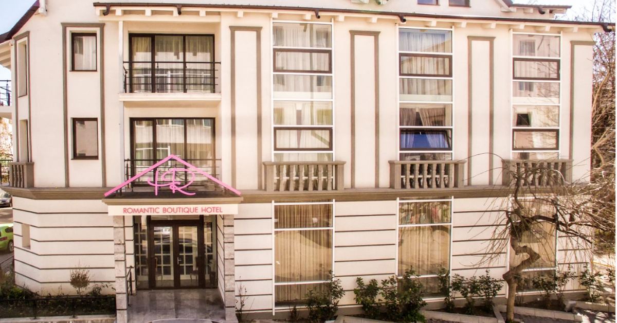 Fațada clădirii Boutique Romantic din Focșani, văzută ziua