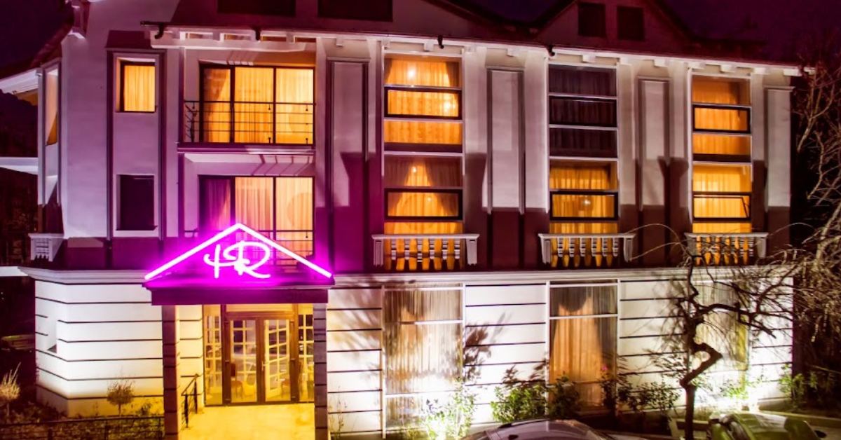 Intrarea în Boutique Romantic Focșani, iluminată seara