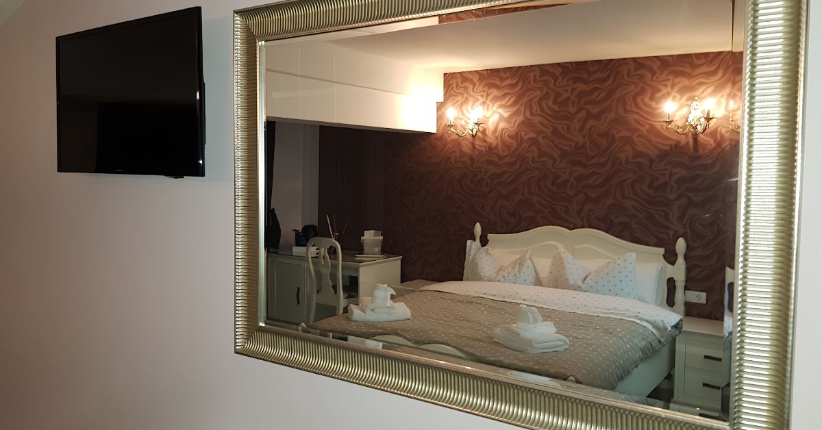 Dormitor cu pat dublu, oglindă mare și televizor, Boutique Romantic Focșani