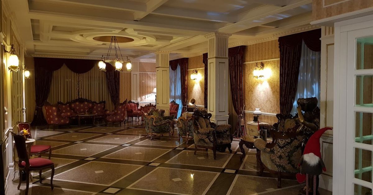 Zonă de relaxare cu fotolii și canapele în stil elegant